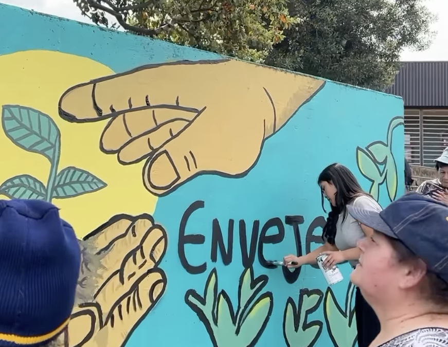 Los sueños no envejecen: adultos mayores y estudiantes del Liceo People Help People pintan mural intergeneracional en Panguipulli